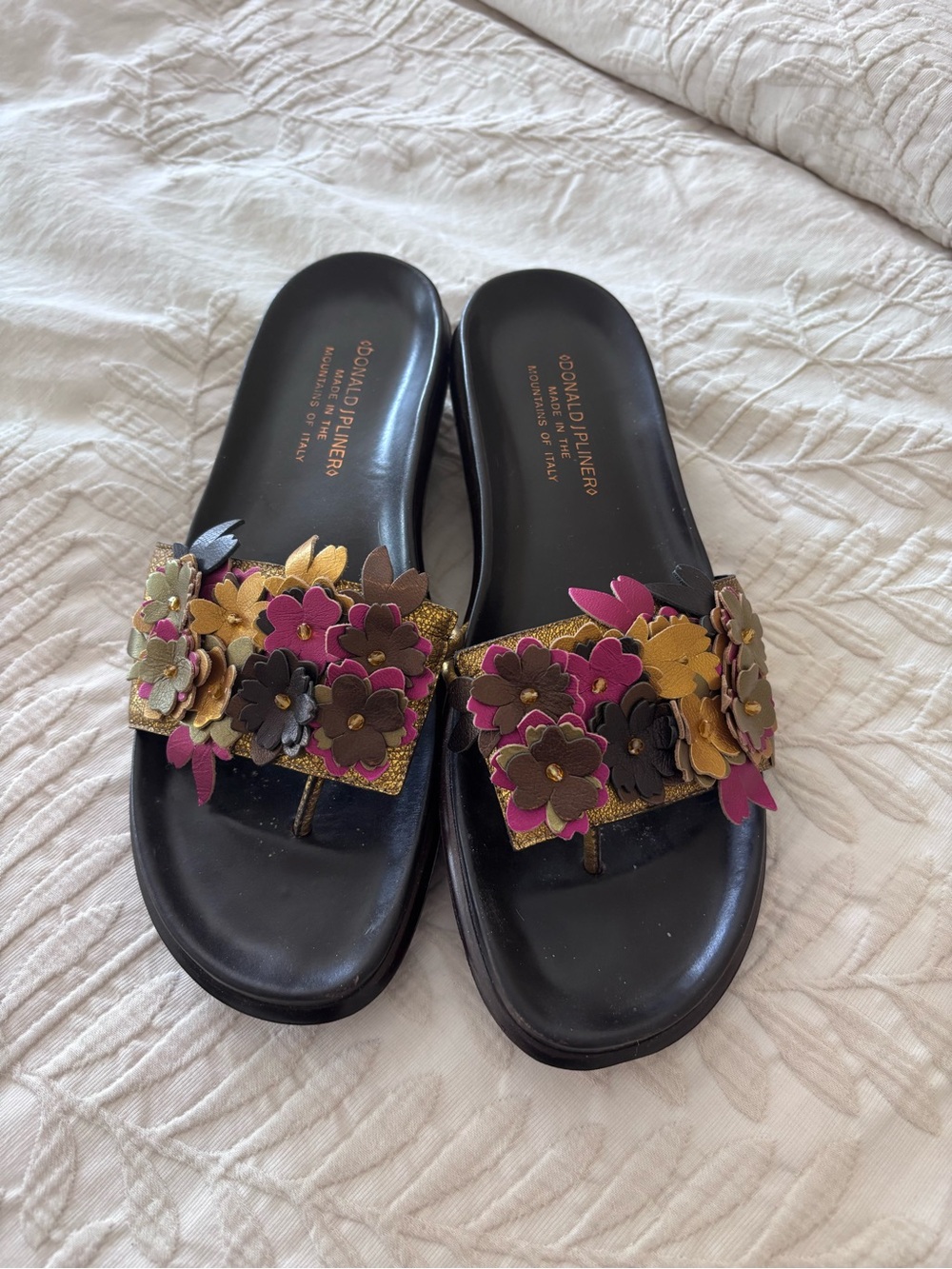 Donald J Pliner made in Italy Sandals leather flower cut outs toe slides Sz 8.5